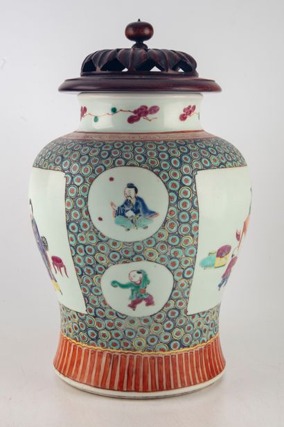 null CHINA - 20th century 

Porcelain vase with characters decoration 

Wooden lid...