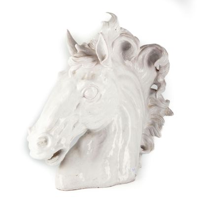 null Statuette en terre cuite émaillée blanc représentant une tête de cheval.

H....