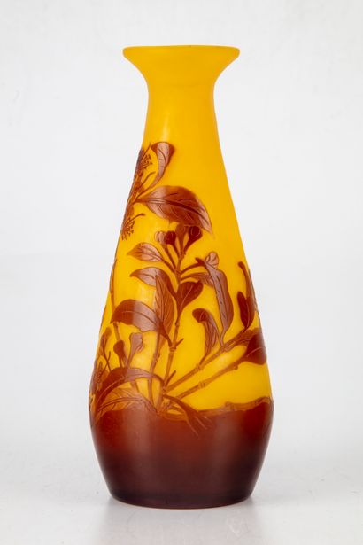 GALLE Manufature GALLE 

Vase en verre multicouche à décor de fleurs dégagées à l'acide...