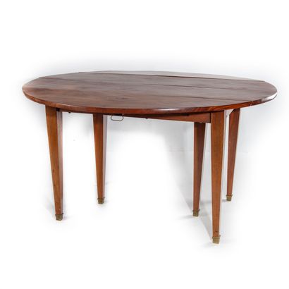 null Round mahogany dining room table, with flaps, resting on six legs

Louis XVI...