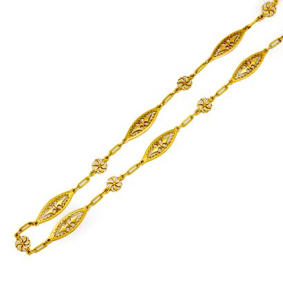 null Long necklace in yellow gold with flat links

Weight : 24,4 g.