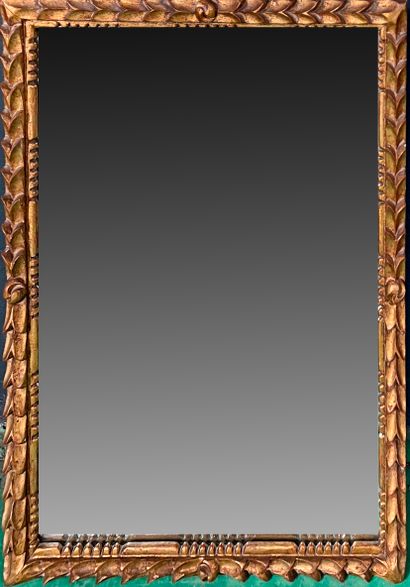 null Miroir à encadrement en bois doré mouluré.

Style italien du XVIIIe siècle

86...