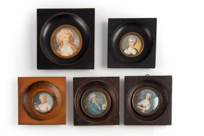 null ECOLE FRANCAISE DU XIXe 

Ensemble de trois miniatures representant des portraits...