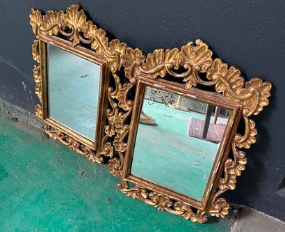 null Paire de petits miroirs avec cadre en bois doré mouluré et ciselé de feuilles

Style...
