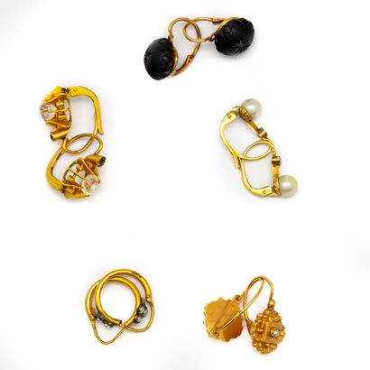 null Lot of five pairs of earrings decorated with pearls and white stones

Gross...
