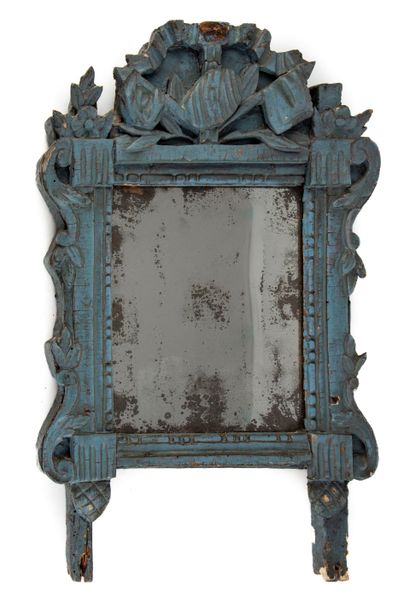 null Petit miroir en bois relaqué bleu gris mouluré et sculpté de feuilles et trophée...