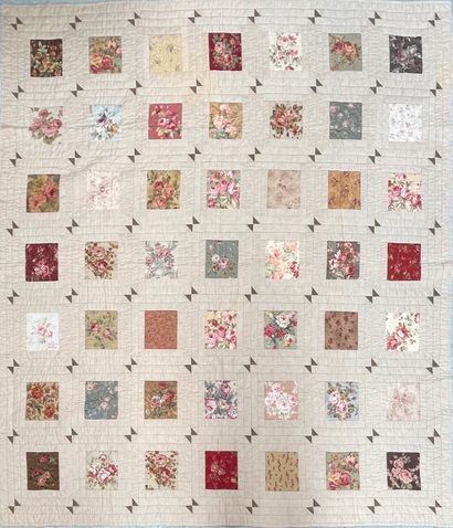 null Couverture patchwork-Quilt à motifs de carrés à décor de fleurettes sur fond...