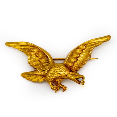 Broche en or jaune formant un aigle aux ailes...