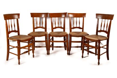 null Suite de cinq chaises en bois naturel à dossier barreaux et bandeaux. Assise...