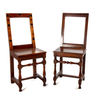 null Deux chaises lorraines en bois naturel à décor d'incrusattions de bois clair....