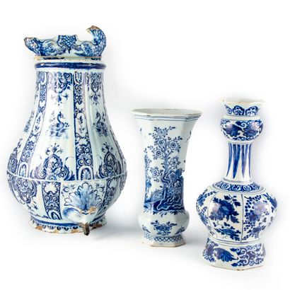 DELFT DELFT et ROUEN

Deux vases en faïence de Delft à décor bleu et blanc

On joint...