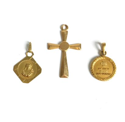 Deux médailles de Baptême et une croix en...