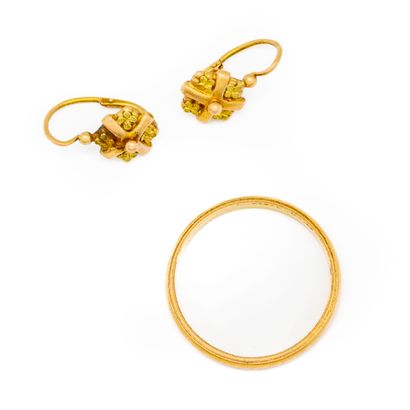 null Lot including a wedding ring and a pair of earrings in gold.

Weight : 2,2 ...