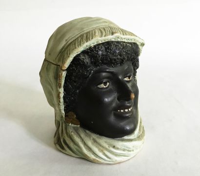 null Pot à tabac en céramique de forme de tête d'africaine portant un voile. Le haut...
