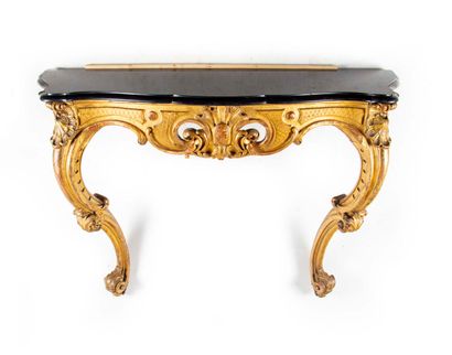 null Console en bois doré, dessus de marbre noir de style Louis XV

H. : 74 cm ;...