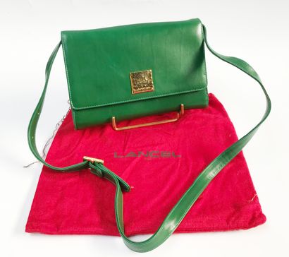 null LANCEL
Sac à main à rabat en cuir de couleur verte. Bandoulière. Fermoir en...