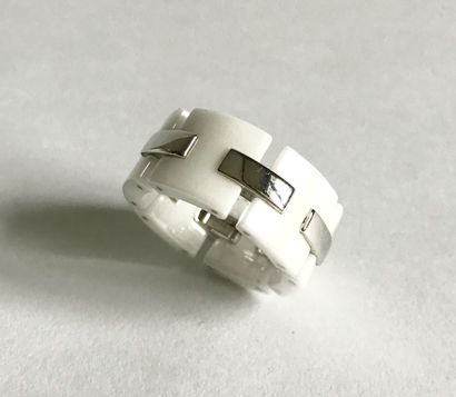 Ring with white enamelled ceramic links joined...