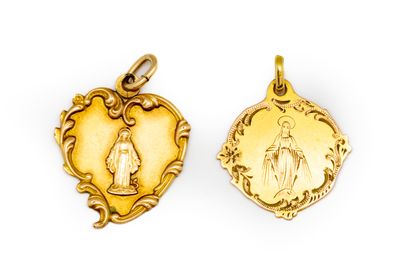 null Deux médailles de communion en métal doré à décor d'une vierge
L. : 2,5 cm