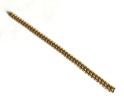 null Bracelet en or jaune (18K) à mailles serpent souples
L. : 19 cm
Poids : 38,9...
