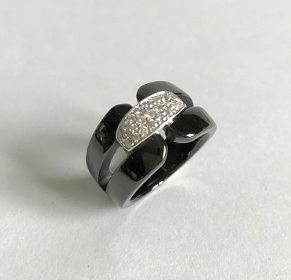 null Ring with two black enamelled ceramic bands joined by a rectangular element...