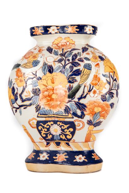 null Vase à panse renflée, dans le goût de Gien, à décor émaillé japonisant
Trâces...