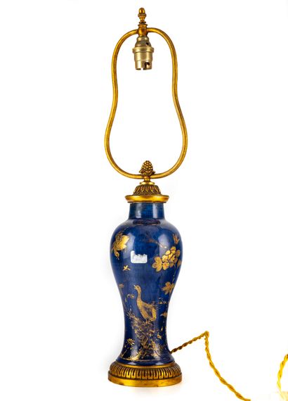 CHINE 
Lampe en porcelaine bleue à décor...