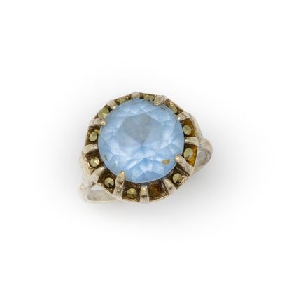 Silver ring decorated with a blue stone 
Gross...