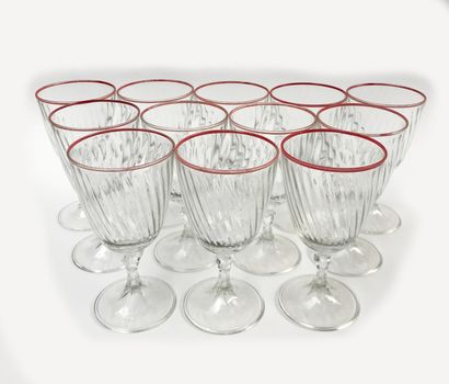 null Suite de 12 verres à pieds en verre à coupe torsadée et bordure de couleur sur...