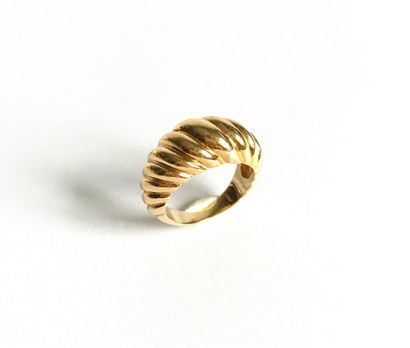 Yellow gold (18K) ring with gadroons decoration
Weight...