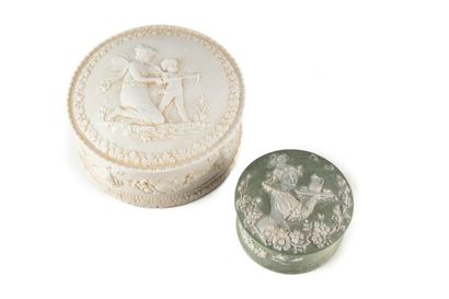 null Box of circular form in cookie of porcelain, the lid with decoration of Psyche...