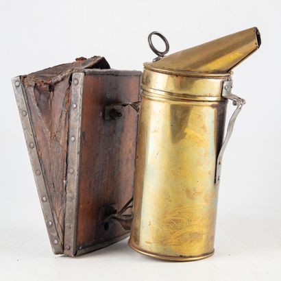 null Folk Art - Old tool 
Brass beekeeper's smoker, wood and leather bellows
H. 22...
