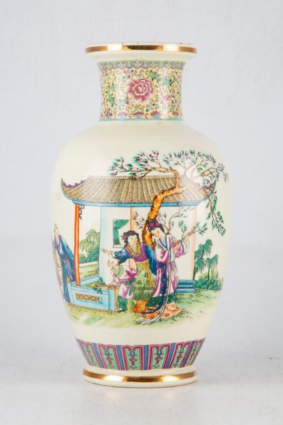 null CHINA 20th century 
Enameled porcelain vase with polychrome decoration of a...
