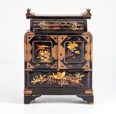 null JAPAN
Small lacquered wood cabinet
1st half of the XXth century
H. 25 cm ; L....