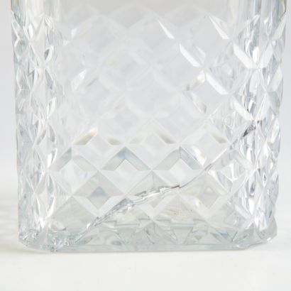 null BACCARAT
Beautiful whisky decanter of square section in cut crystal
H.: 26 cm
Important...