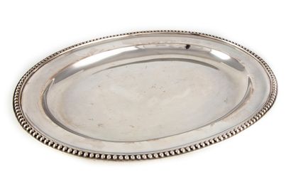 null Large dish slightly hollow in silver plated metal with friezes of pearls
L....