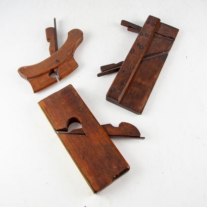 null Folk Art - Antique Tools 
Set of three woodworking planes : 
- a wooden guillaume...
