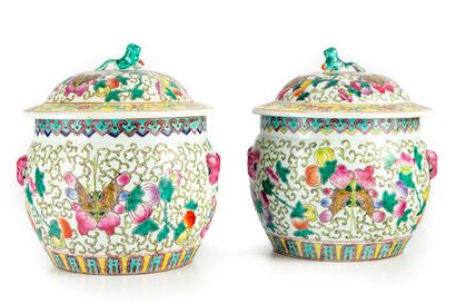 null CHINA - 20th century
Pair of covered porcelain pots with polychrome decoration...