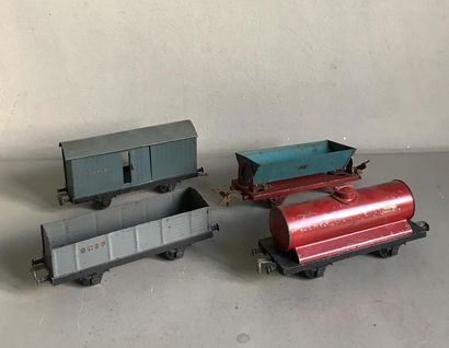 null LR
Set of cars for electric train in painted sheet metal: 
1 tank wagon - 1...