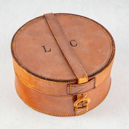 null House MOYNAT 
Box of round shape in leather monogrammed "LC". 
Mark inside "...