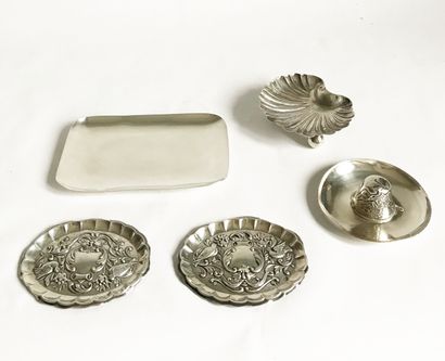 null Set of small ashtrays in foreign silver.
Total weight : 160 g.