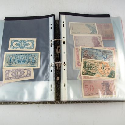 null Binder with a nice collection of banknotes from around the world, sorted by...