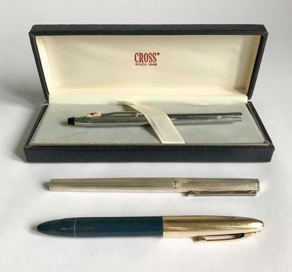 null CROSS - DUNHILL - SHEAFFER - Vintage
Three metal and gold plated fountain pens...