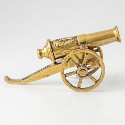 null Small "Napoleonic" gun on wheels, decorated with an "N" with a laurel crown
H....