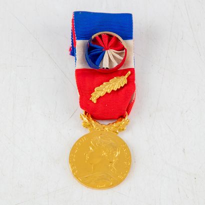 null Médaille en or jaune du ministère des affaires sociales 1969
Poinçon de la Monnaie...