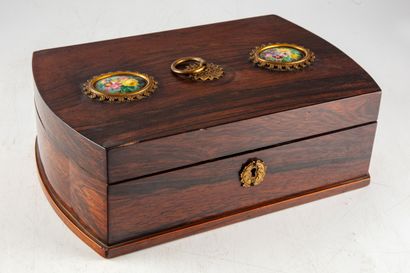 null Small jewelry box in veneer, decorated with two medallions painted with bouquets...