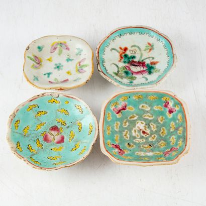 null CHINA
Set of four small cups on foot in enamelled porcelain
L. : 11 cm 
Mark...
