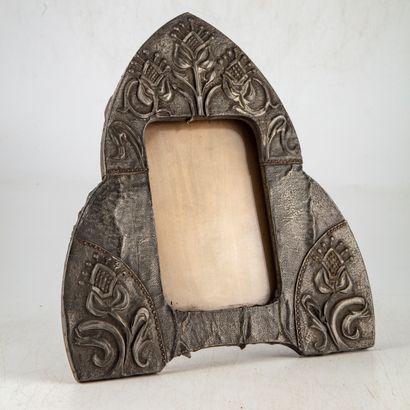 null Three-lobed metal photo frame with embossed flowers. 
About 1900
H. 24 cm