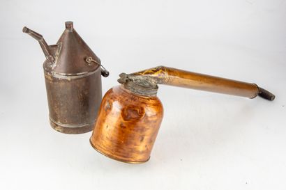 null POPULAR ART - Antique tools 
Copper and brass sprayer and an oil can 
L. : 49...