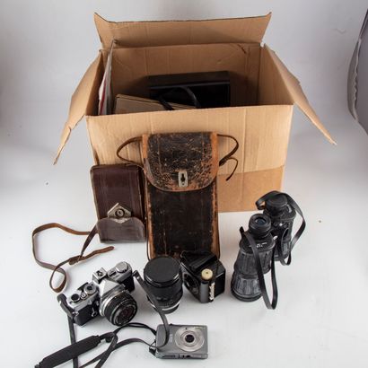 null Camera set including : 1 olympus OM-1, 2 cameras objetif soufflet, 1 baby brownie...