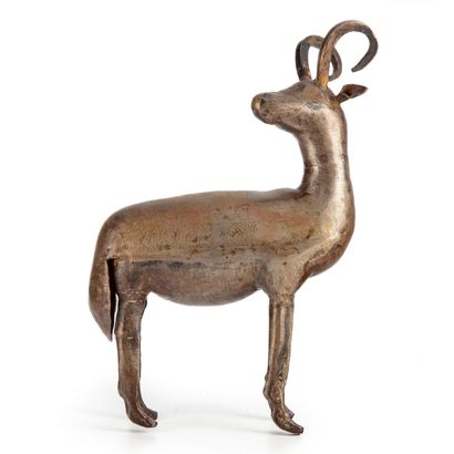 null Statuette of ibex with horns in bronze with damascene decoration.
Iranian work...